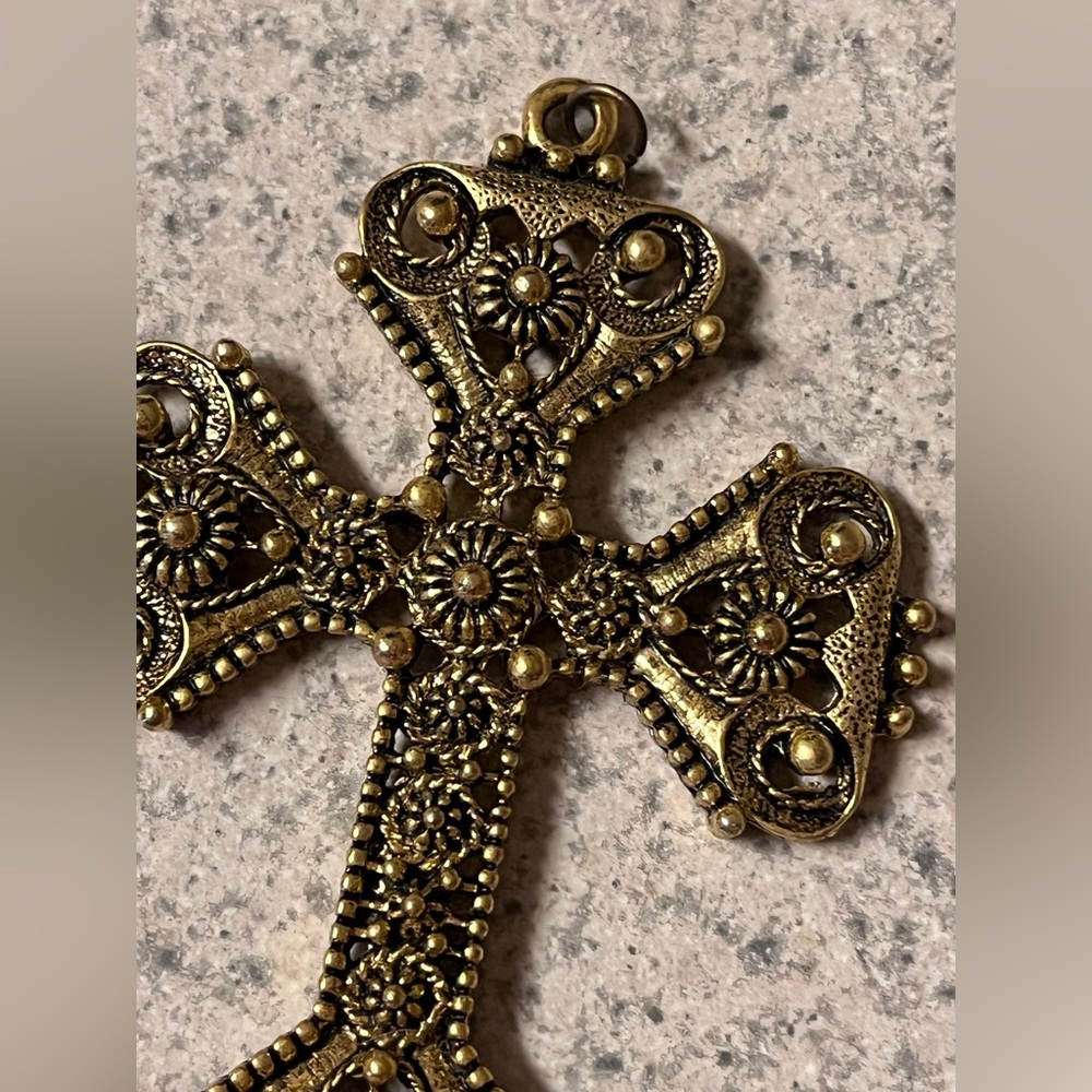 DETAILED metal CROSS PENDANT